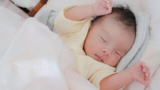 眠る赤ちゃん
