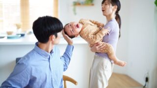 泣きぐずる赤ちゃん