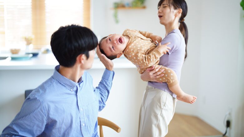 泣きぐずる赤ちゃん