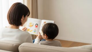 絵本を読み聞かせる母子