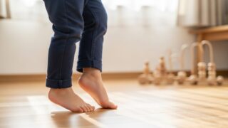 つま先立ちする幼児