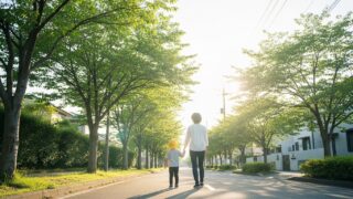 幼稚園へ行く母子