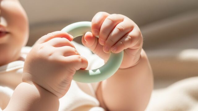 歯がためを持つ赤ちゃん