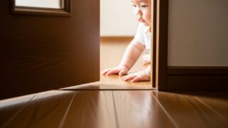 後追いする赤ちゃん