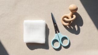 赤ちゃんの爪切りハサミとガーゼと玩具