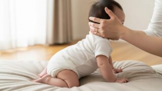 赤ちゃんの頭を撫でるママの手